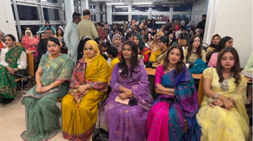 পিঠা উৎসবের অতিথিদের একাংশ । ছবি লেখক